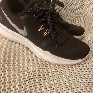 Nike tennis shoe woman’s size 8